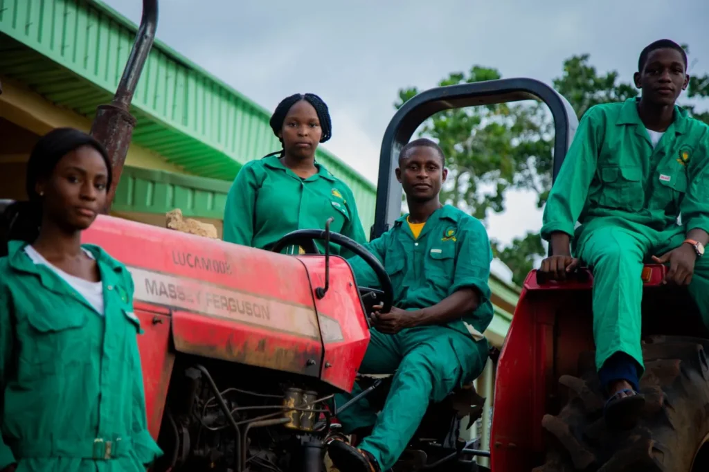 Jeunes en tenue de travail sur un tracteur