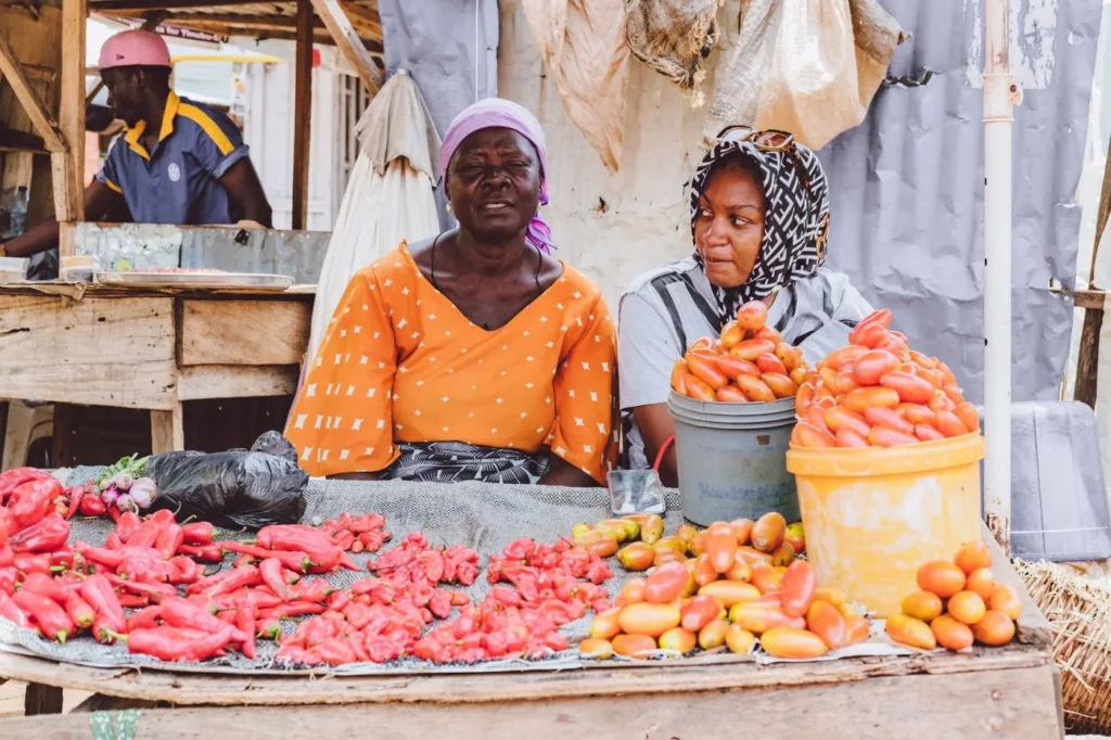Commerçantes vendant des produits frais au marché